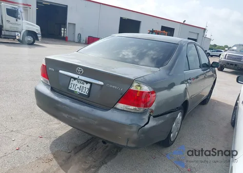 2005 Toyota Camry Le z USA, uszkodzony, nr VIN 4T1BE32K65U611236